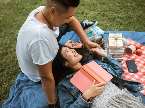 Dreaming of Renting a House with a Pool: Emotional Renewal and Transition